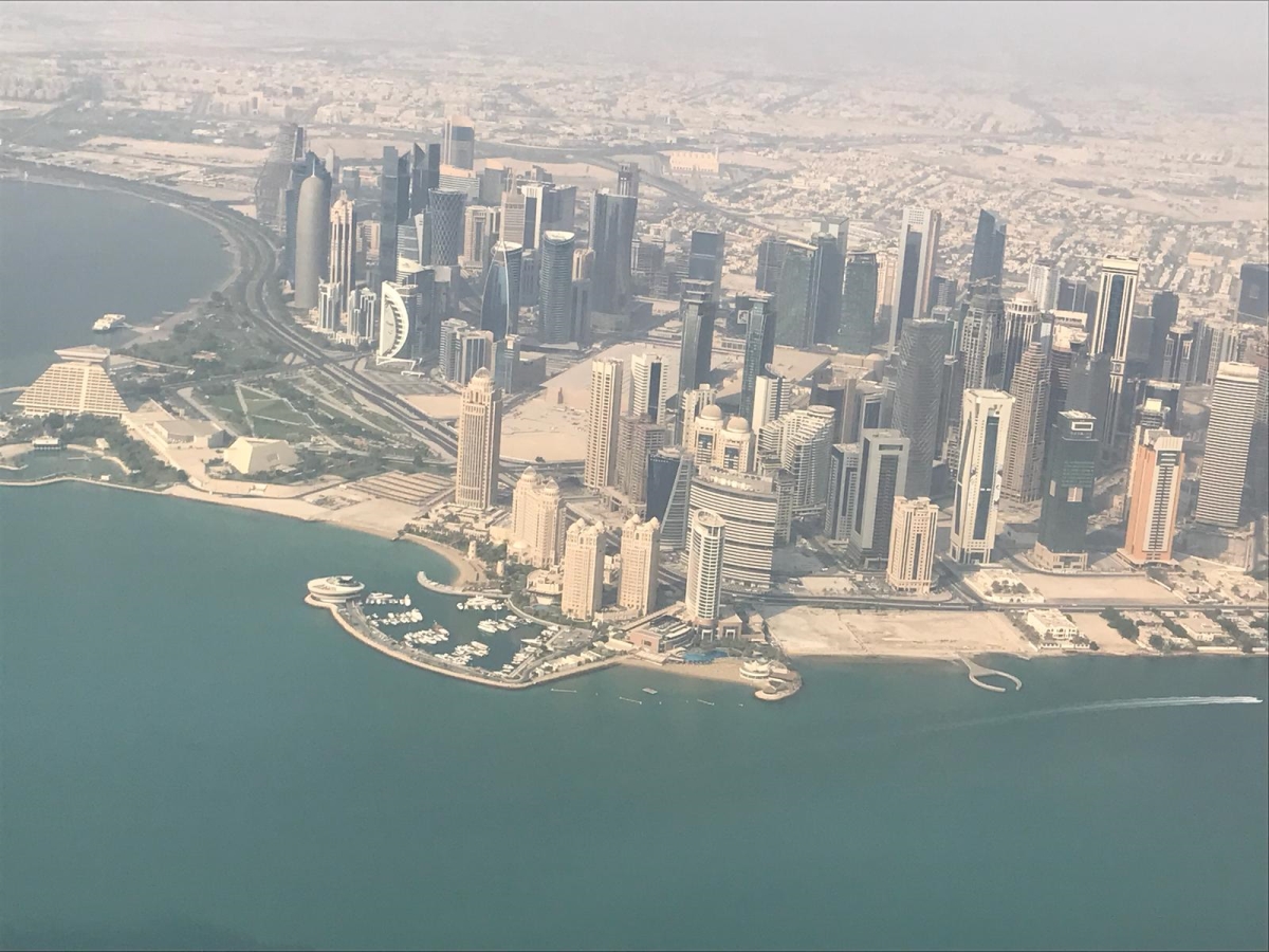 Панорамная фотография Дохи с вертолёта.  Фотографии Катара.